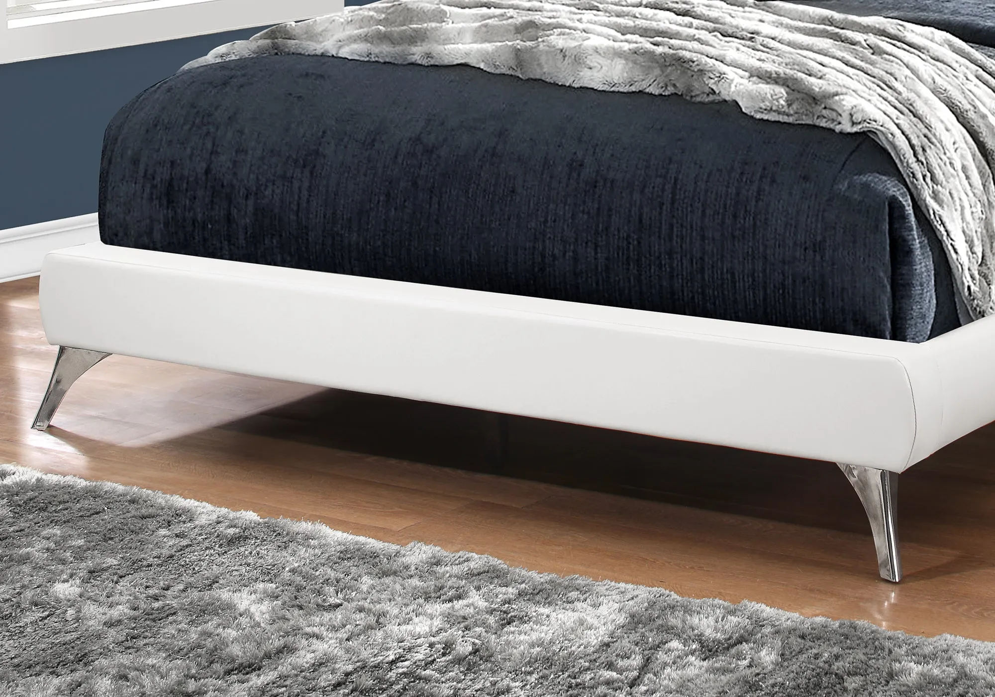 Bed - Queen Size / White Leather-Look With Chrome Legs